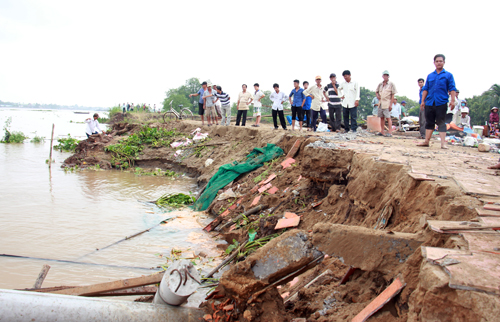 Bốn căn nhà trên cồn trôi xuống sông Cổ Chiên