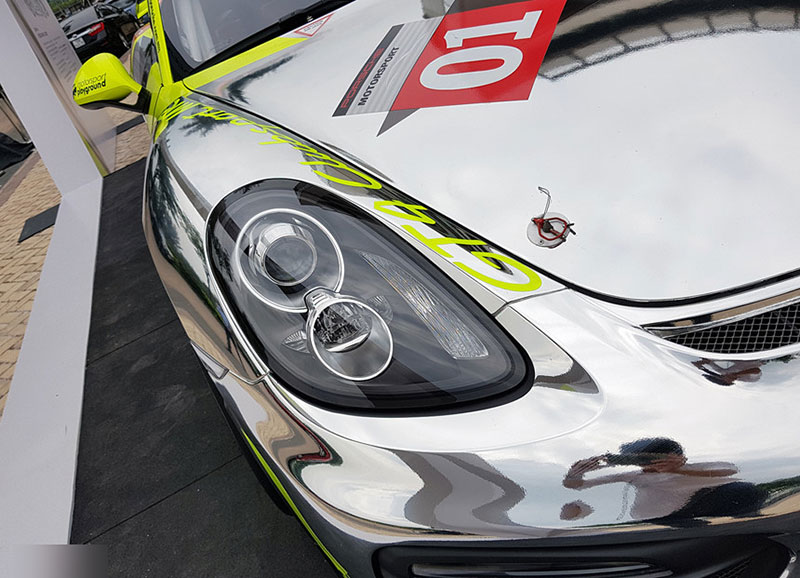 Xe đua lạ mắt Porsche Cayman GT4 ở Sài Gòn