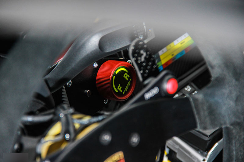 Xe đua lạ mắt Porsche Cayman GT4 ở Sài Gòn