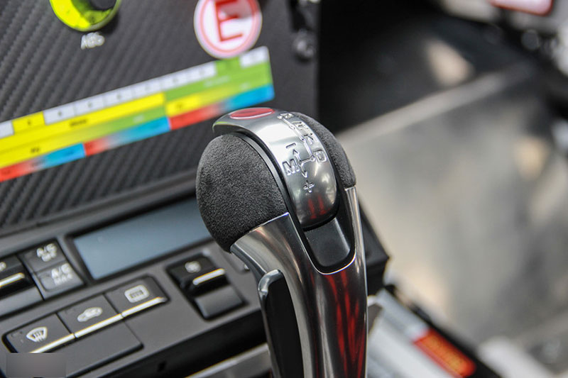 Xe đua lạ mắt Porsche Cayman GT4 ở Sài Gòn