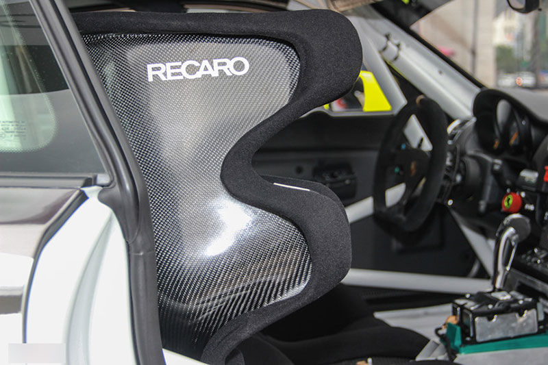 Xe đua lạ mắt Porsche Cayman GT4 ở Sài Gòn