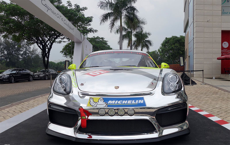 Xe đua lạ mắt Porsche Cayman GT4 ở Sài Gòn