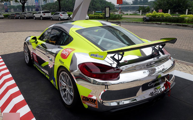 Xe đua lạ mắt Porsche Cayman GT4 ở Sài Gòn