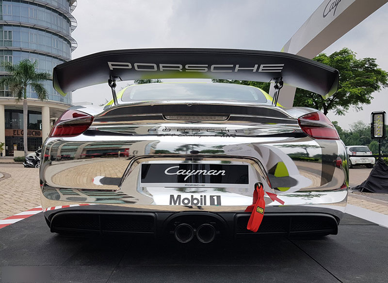 Xe đua lạ mắt Porsche Cayman GT4 ở Sài Gòn