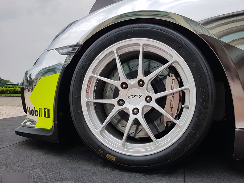 Xe đua lạ mắt Porsche Cayman GT4 ở Sài Gòn