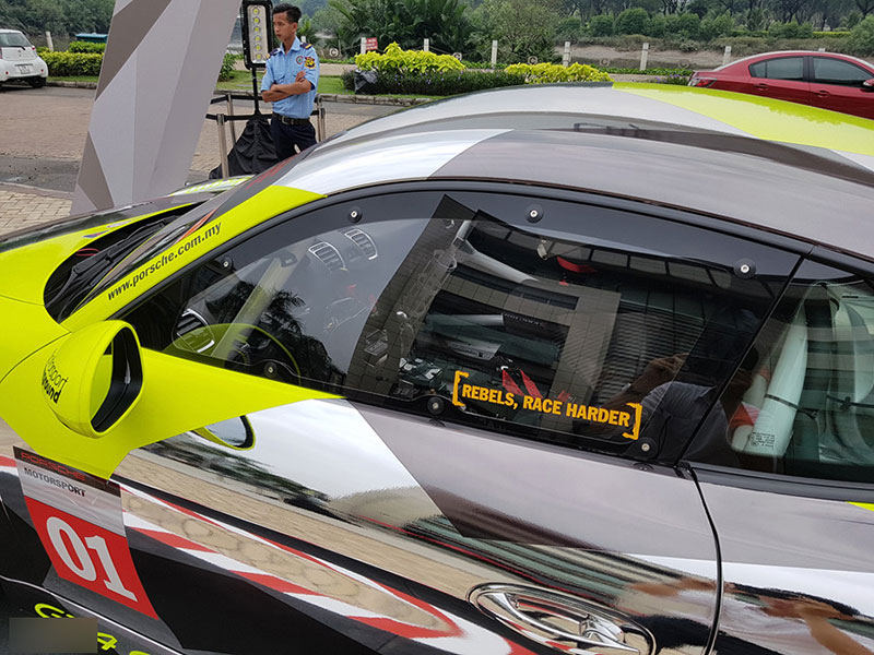 Xe đua lạ mắt Porsche Cayman GT4 ở Sài Gòn