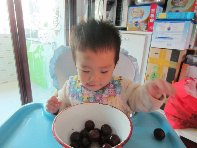 Mách tội bé con 3 tuổi chỉ ăn đồ sang xịn, mặc quần áo hàng hiệu, mẹ trẻ bị nhận đủ gạch đá