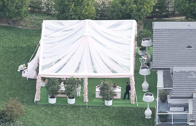 Kylie Jenner mở tiệc hồng trong biệt thự xác nhận sắp có con gái đầu lòng