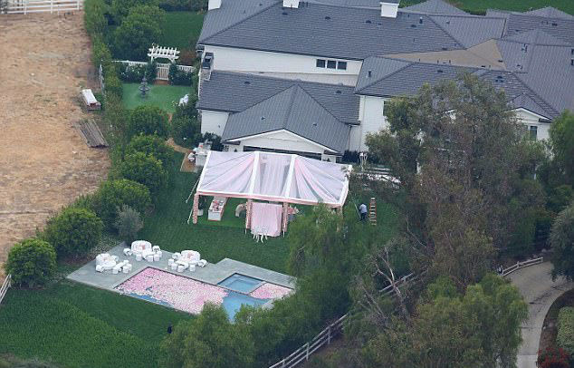 Kylie Jenner mở tiệc hồng trong biệt thự xác nhận sắp có con gái đầu lòng