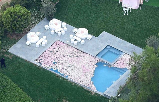 Kylie Jenner mở tiệc hồng trong biệt thự xác nhận sắp có con gái đầu lòng