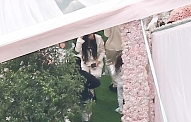 Kylie Jenner mở tiệc hồng trong biệt thự xác nhận sắp có con gái đầu lòng