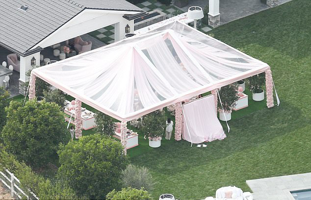 Kylie Jenner mở tiệc hồng trong biệt thự xác nhận sắp có con gái đầu lòng