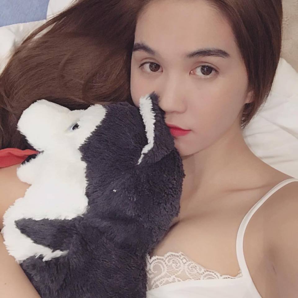 Hành động lạ Ngọc Trinh phản pháo khi bị chê vòng 1 bốc hơi? Hành động lạ Ngọc Trinh phản pháo khi bị chê vòng 1 bốc hơi?