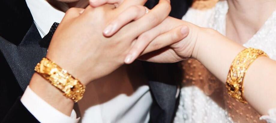 Song Joong Ki - Song Hye Kyo đều đeo sai bộ vòng vàng long phụng do đạo diễn Vương Gia Vệ tặng