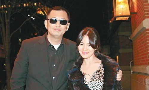 Song Joong Ki - Song Hye Kyo đều đeo sai bộ vòng vàng long phụng do đạo diễn Vương Gia Vệ tặng