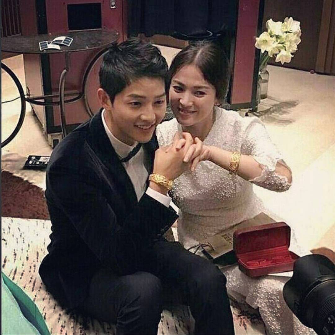 Song Joong Ki - Song Hye Kyo đều đeo sai bộ vòng vàng long phụng do đạo diễn Vương Gia Vệ tặng