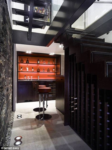 Cận cảnh ngôi nhà giá 400 tỉ vừa mua của nữ ca sĩ 28 tuổi