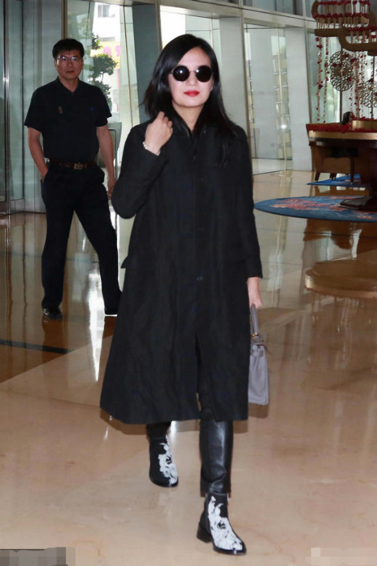 Triệu Vy xuất hiện giữa ồn ào gian lận chứng khoán