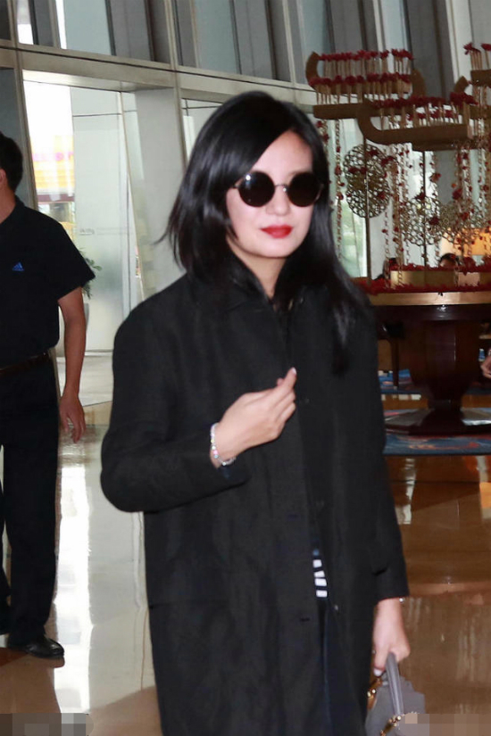 Triệu Vy xuất hiện giữa ồn ào gian lận chứng khoán