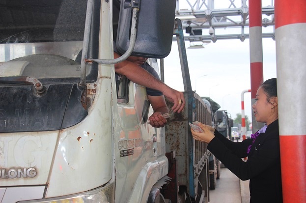 Tài xế dùng tiền 500 đồng mua vé, nhân viên trạm BOT đếm mỏi tay