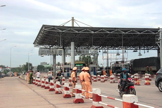 Tài xế dùng tiền 500 đồng mua vé, nhân viên trạm BOT đếm mỏi tay