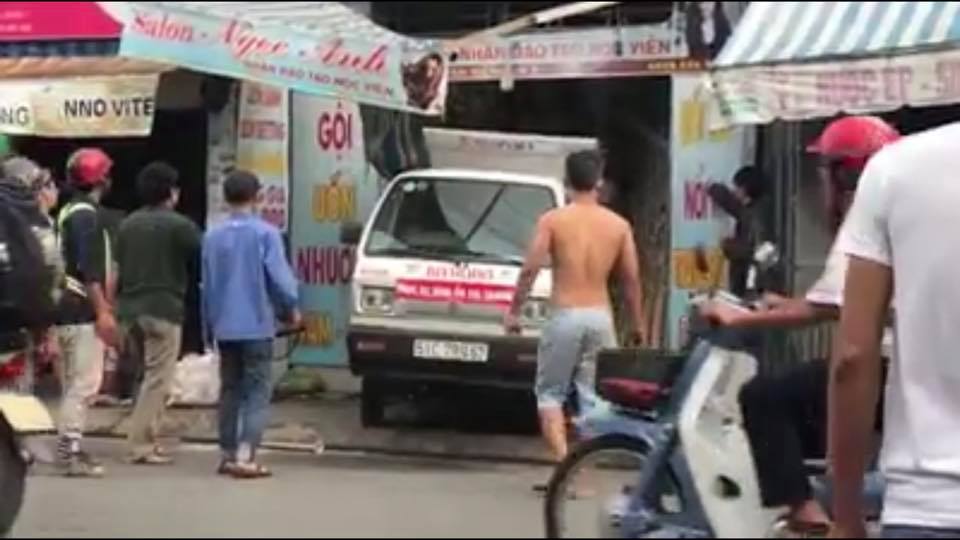 Người hùng lái xe tải tông sập cửa căn nhà rực lửa nói gì?