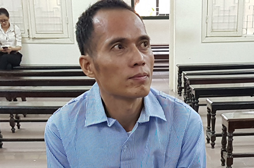 Cầm dao phay tấn công cô hàng xóm vì bị lườm