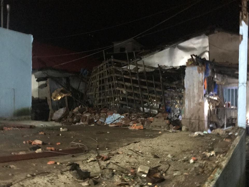 TT-Huế: Tường cửa hàng xăng dầu đổ làm sập nhà, 3 người bị thương