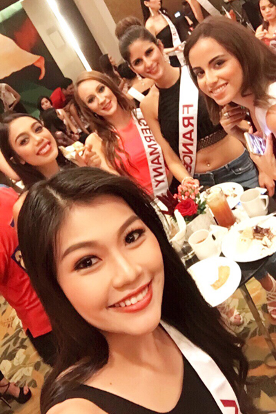 Vương Thanh Tuyền đọ dáng với thí sinh Hoa hậu châu Á Thái Bình Dương