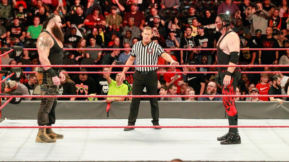 Cú powerslam thủng sàn đấu của quái vật WWE