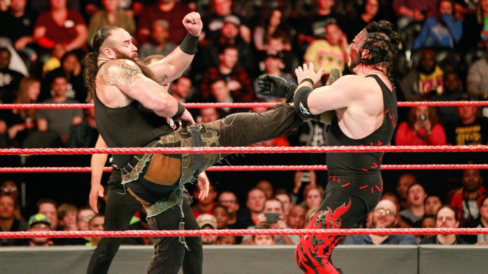 Cú powerslam thủng sàn đấu của quái vật WWE