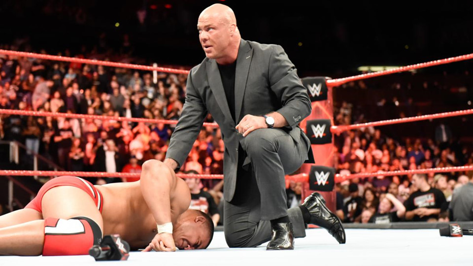 Cú powerslam thủng sàn đấu của quái vật WWE
