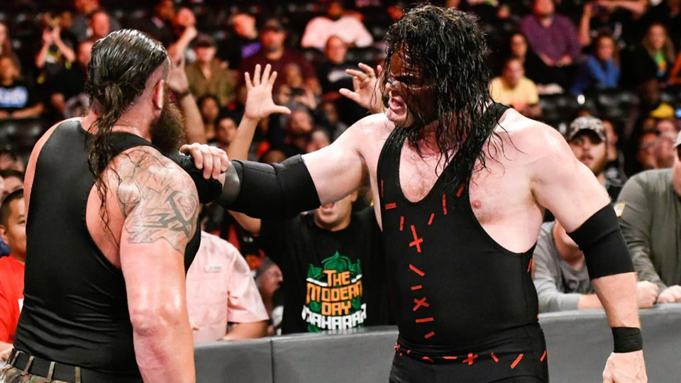 Cú powerslam thủng sàn đấu của quái vật WWE