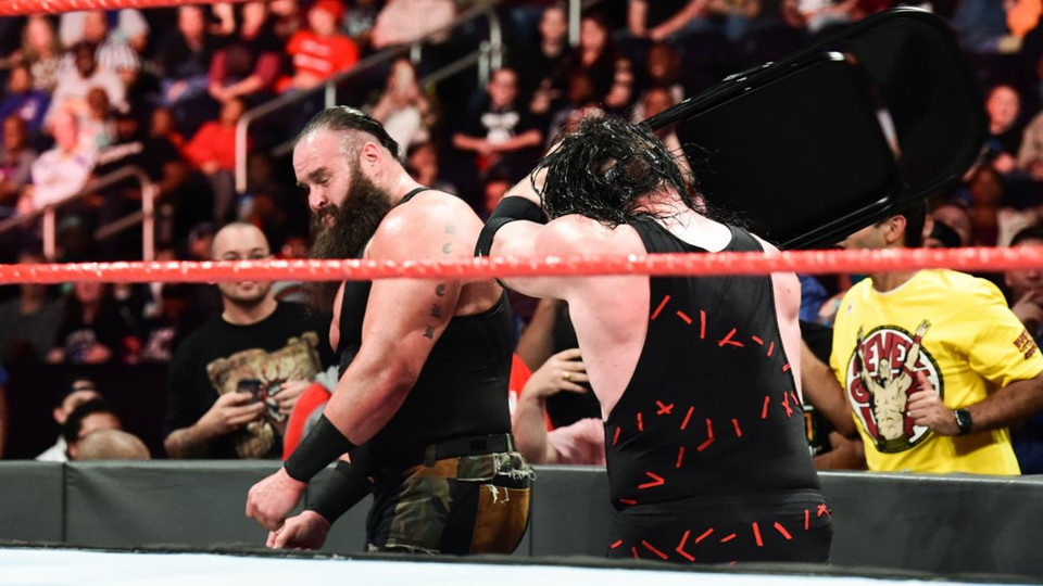 Cú powerslam thủng sàn đấu của quái vật WWE