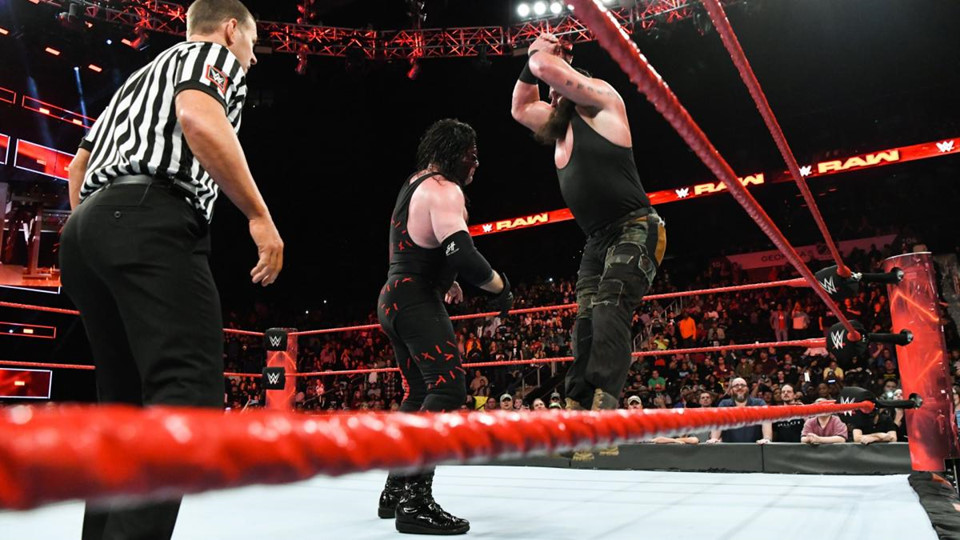 Cú powerslam thủng sàn đấu của quái vật WWE