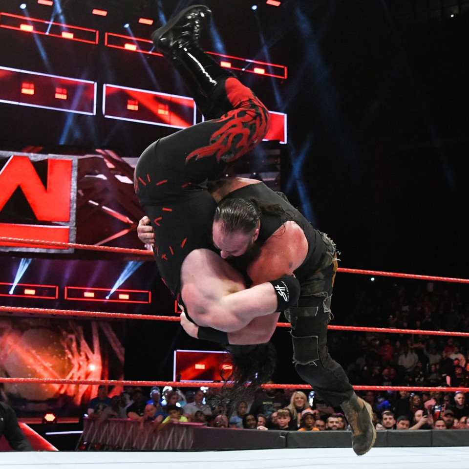 Cú powerslam thủng sàn đấu của quái vật WWE