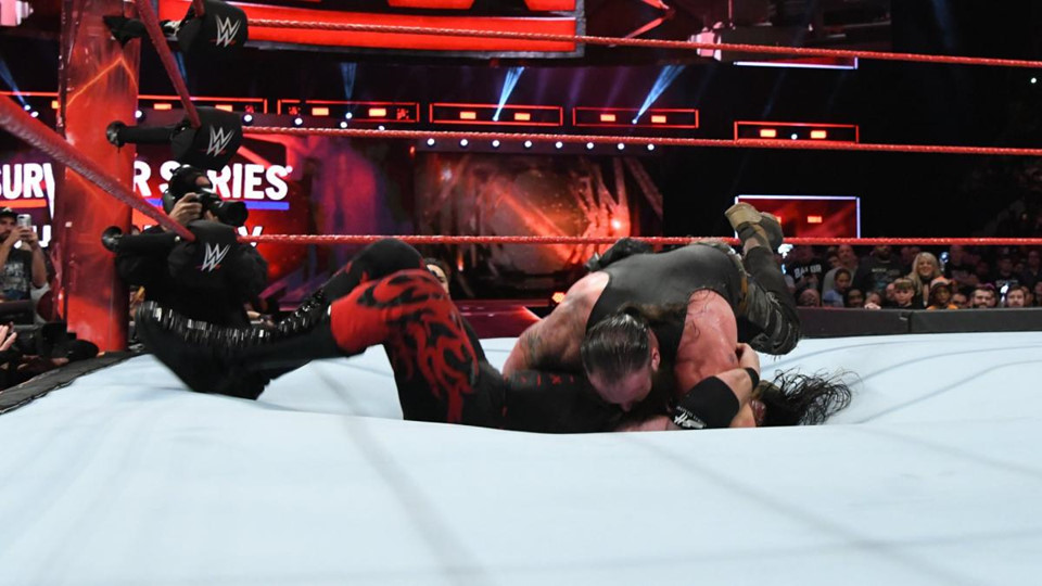 Cú powerslam thủng sàn đấu của quái vật WWE