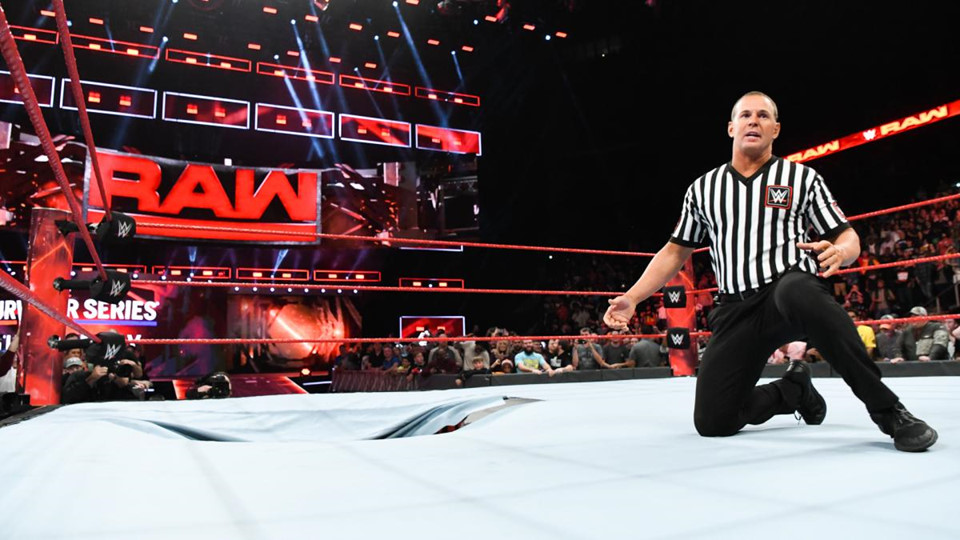 Cú powerslam thủng sàn đấu của quái vật WWE