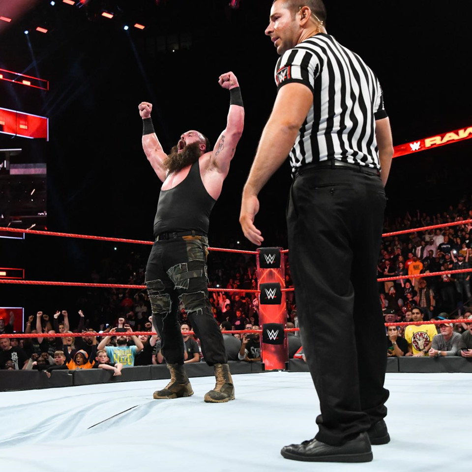 Cú powerslam thủng sàn đấu của quái vật WWE