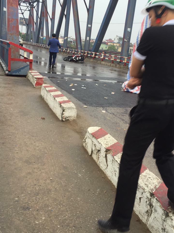 Hải Phòng: Xe tải lật đè hai mẹ con đi SH, một người tử vong tại chỗ Hải Phòng: Xe tải lật đè hai mẹ con đi SH, một người tử vong tại chỗ