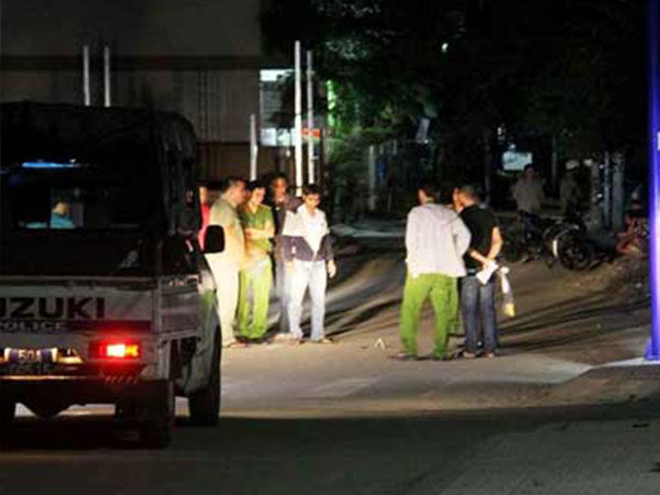 Xô xát vì chuyện sờ nhầm ngực người yêu, 1 người bị đâm tử vong