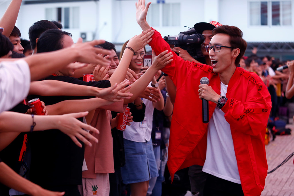 Angela Phương Trinh bất ngờ hôn say đắm Hữu Vi sau khi thổ lộ tình cảm