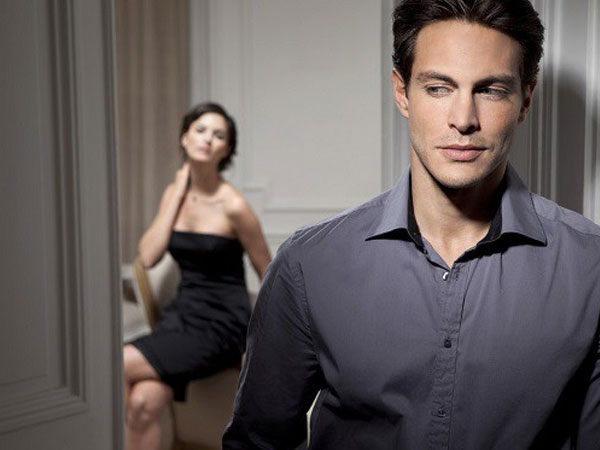 Bạn thân của vợ nói tôi rằng: Mỡ dâng đến tận miệng mà chê, anh là con mèo mù ngu ngốc.