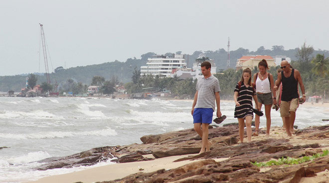 Cắt ngọn khách sạn hình con tàu ở Phú Quốc