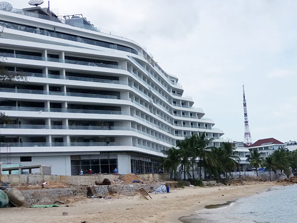 Cắt ngọn khách sạn hình con tàu ở Phú Quốc