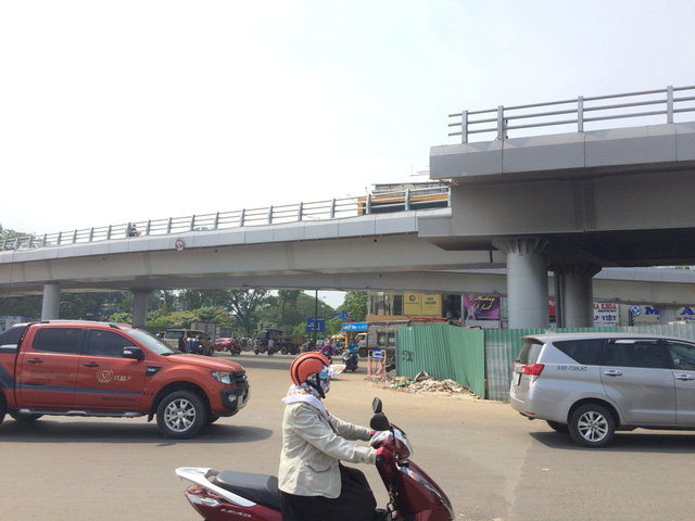 Thông xe cầu vượt giải cứu giao thông Tân Sơn Nhất