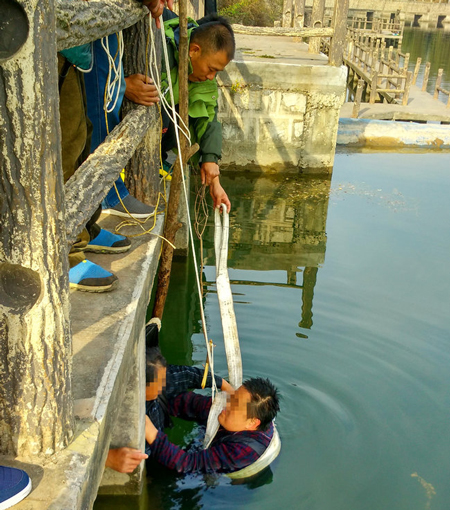 Con hơn 100kg ngã xuống hồ, cha già ngâm mình suốt 20 phút đỡ