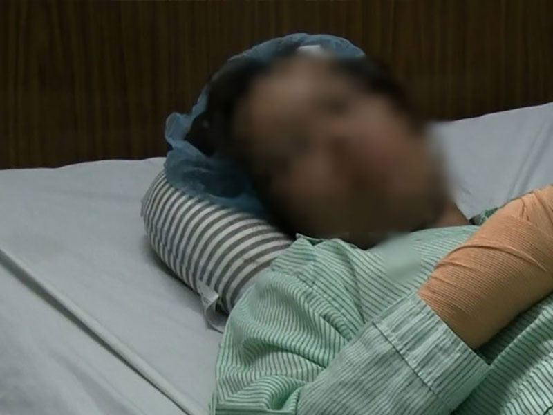 Trên đường bắt xe buýt đi làm, nữ bác sĩ ở Sài Gòn bị tên cướp chém xối xả rồi giật túi xách bỏ chạy