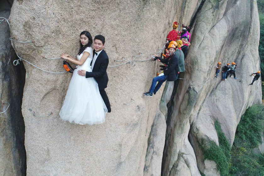 Đôi trẻ treo mình lơ lửng chụp ảnh cưới ở độ cao hơn 100 m