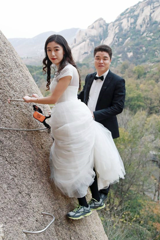 Đôi trẻ treo mình lơ lửng chụp ảnh cưới ở độ cao hơn 100 m